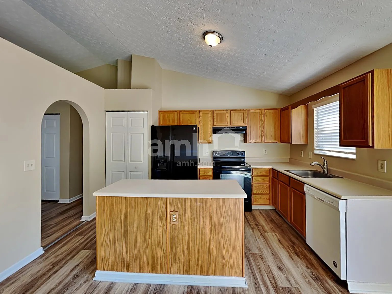 4 bed, 3.0 bath, 1726 sqft, $2,395 — Photo 3