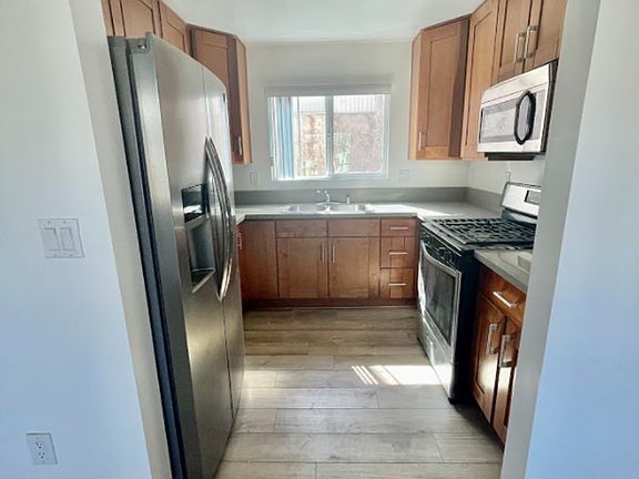 4th image of 3319 Bagley Ave #4