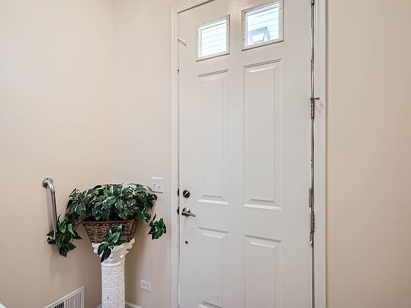 4th image of 320 Laurel Ave