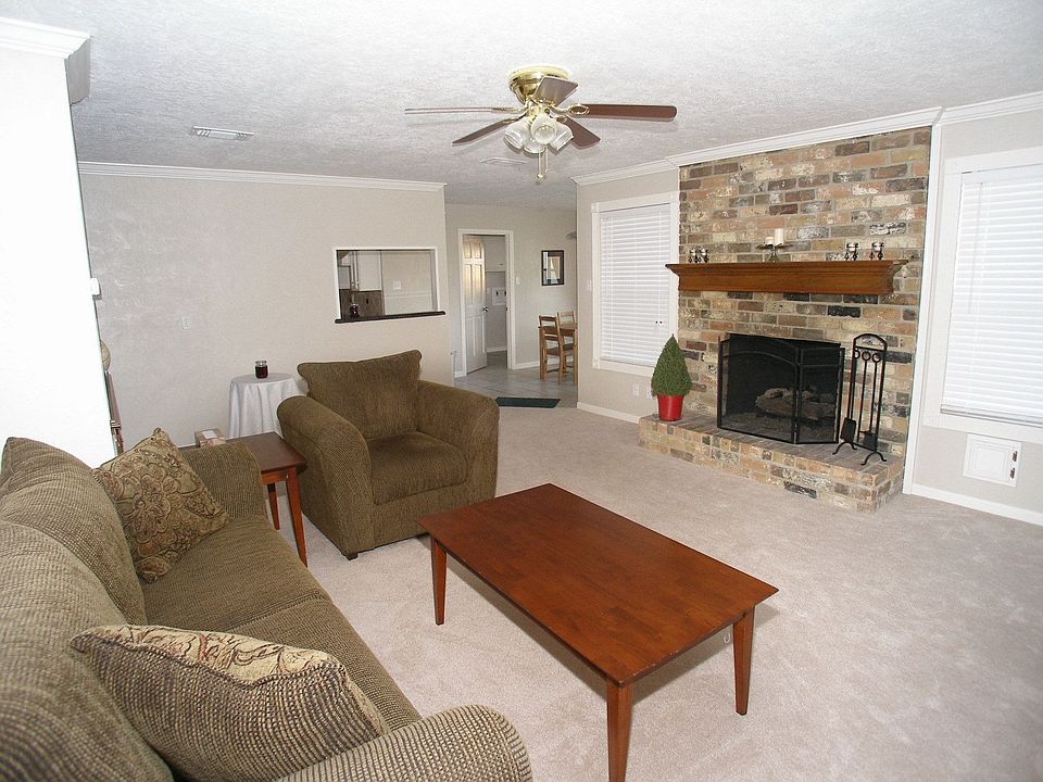 Large den 20x15 with built-in bookshelf and recent carpet