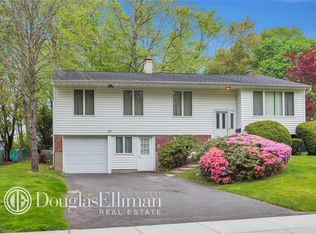 35 Parkway Dr N, Commack, NY 11725