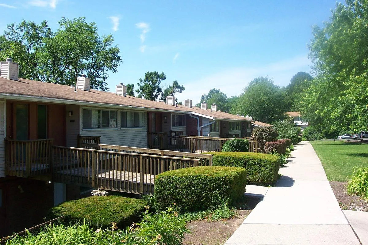 2 bed, 1.5 bath, 1600 sqft, $1,375 — Photo 2