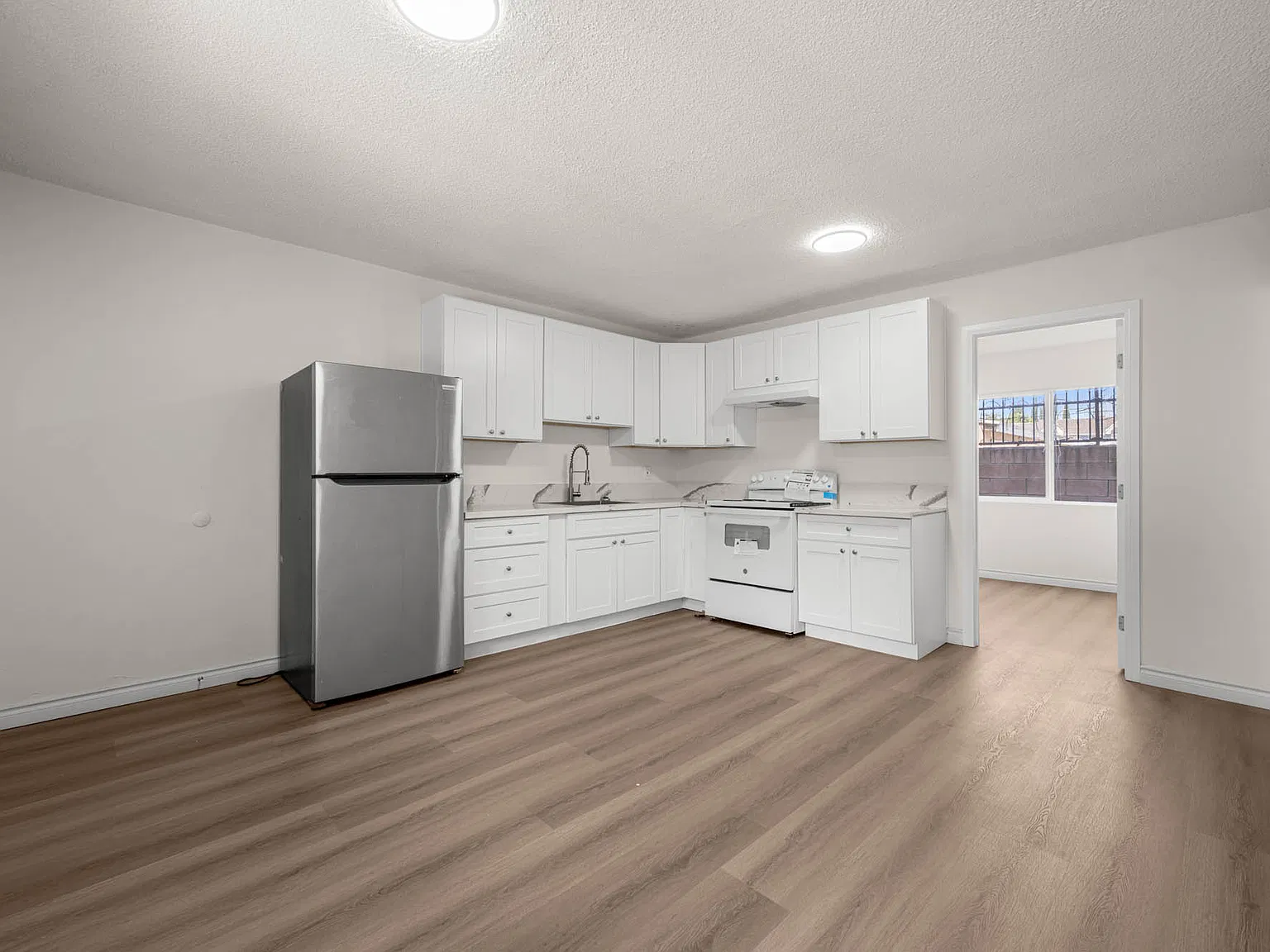 14732 Blythe — Photo 3