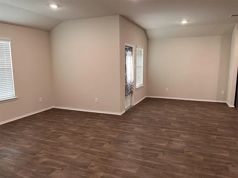 312 Comal Dr — Photo 17
