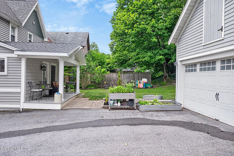 5th image of 79 Maple Avenue