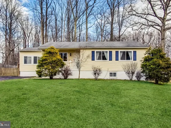 725 Ellsworth Ave, Great Falls, VA 22066