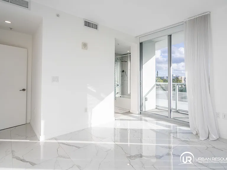 8425 Crespi Blvd #304 — Photo 41
