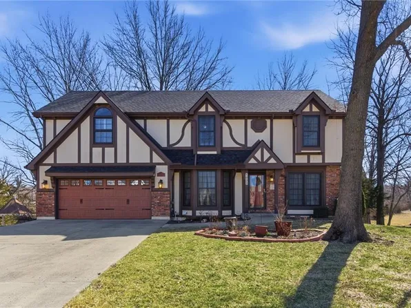 1033 Oxford Ct, Leavenworth, KS 66048