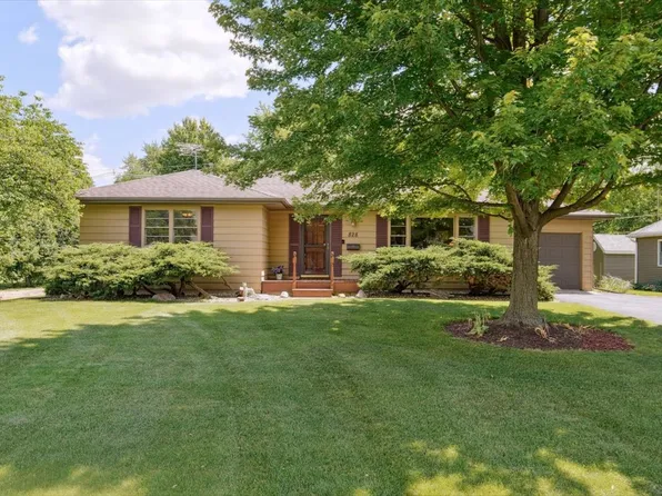 828 Magnolia Dr, Joliet, IL 60435
