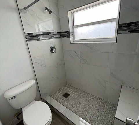 5th image of 818 Friendly St