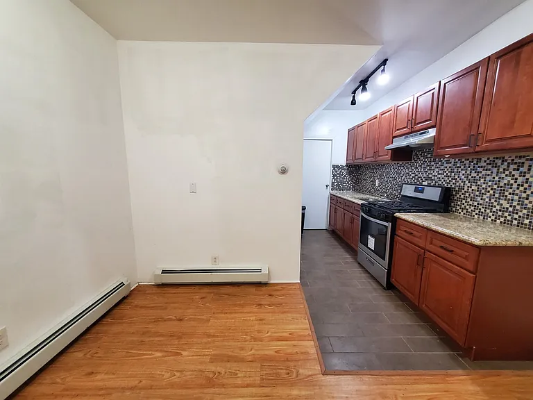 140 W 3rd St #1 — Photo 7