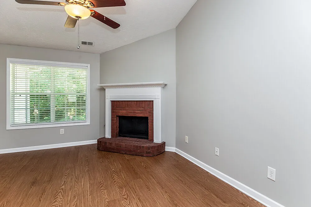 3 bed, 2.0 bath, 1292 sqft, $1,770 — Photo 2