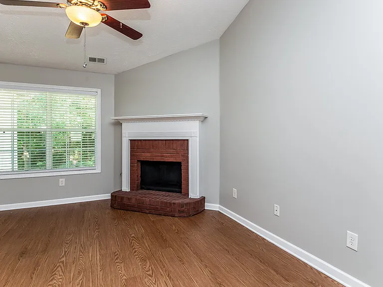 173 Waters Edge Dr — Photo 2