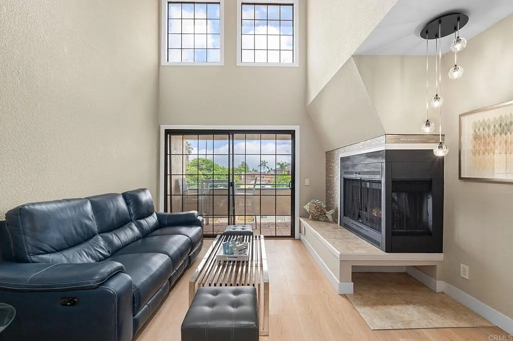 4 bed, 1364 sqft, $4,199 — Photo 2
