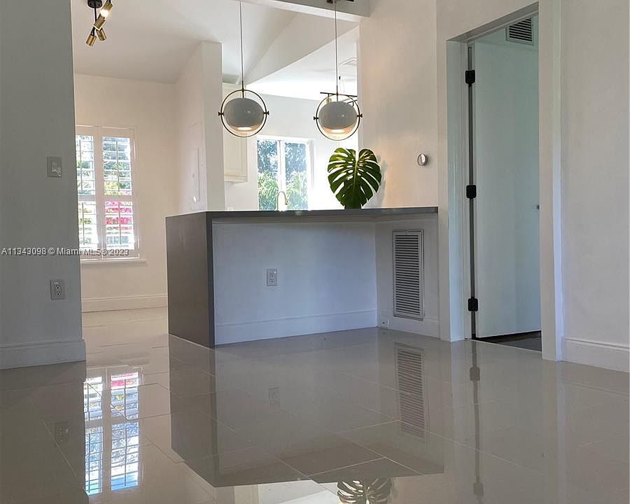 1st image of 525 NE 63rd St APT 4