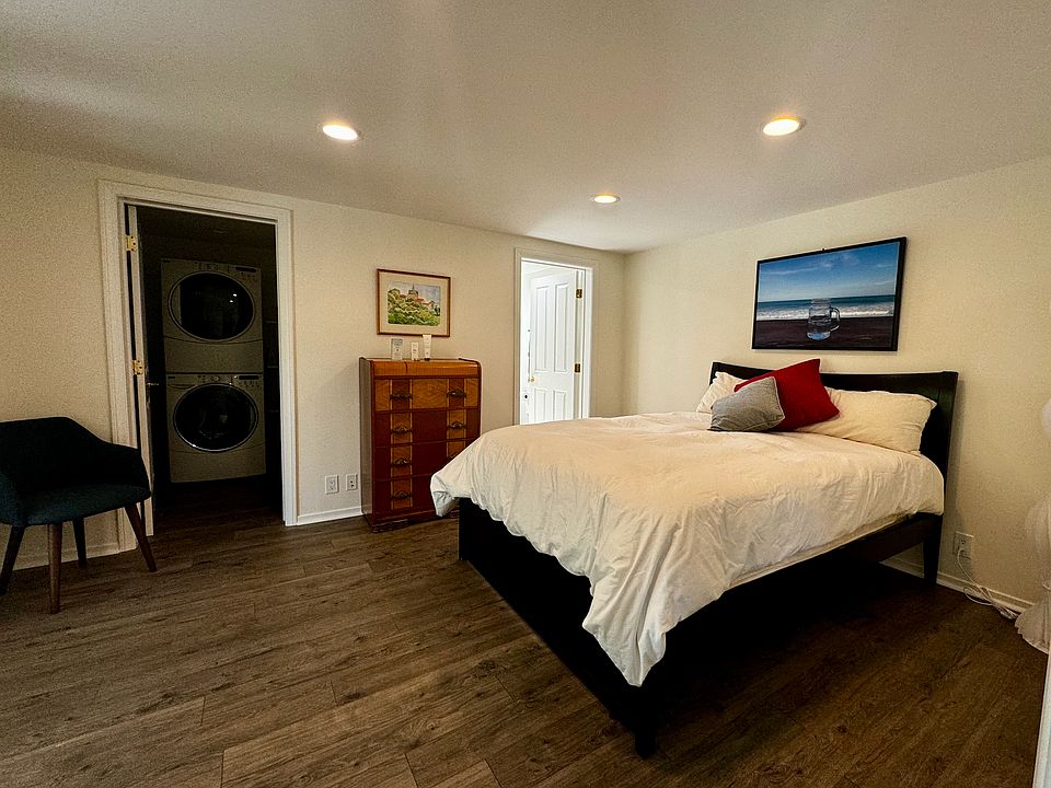 Bedroom with Queen bed