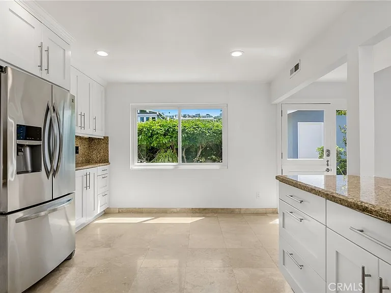 915 Miramar St — Photo 6