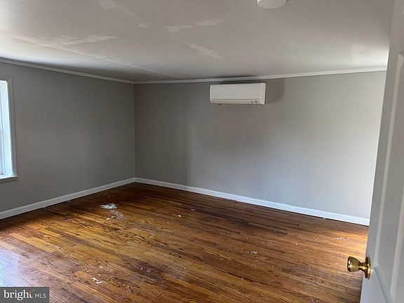 4th image of 749 Center Rd