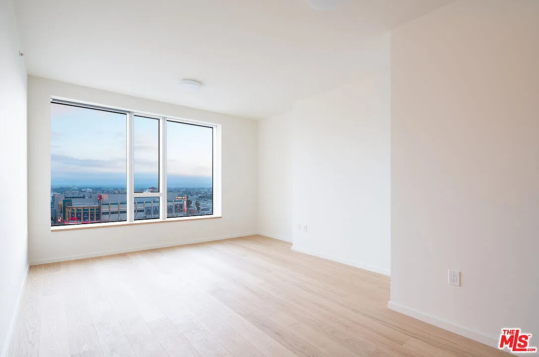 Building Photo - 889 Francisco St #1002