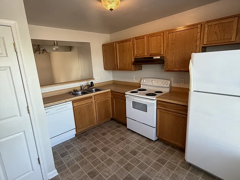 160 Lee St #1 — Photo 3