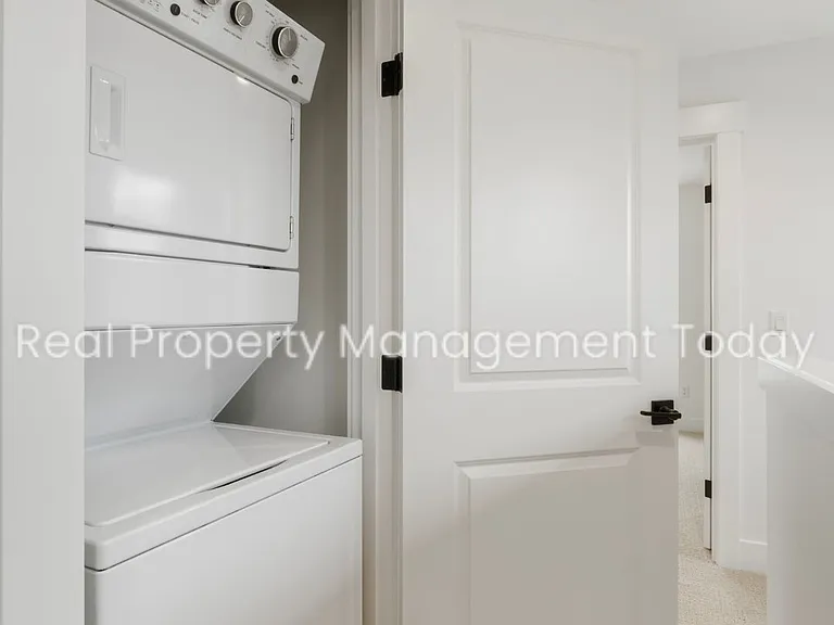300 Larson St W — Photo 16