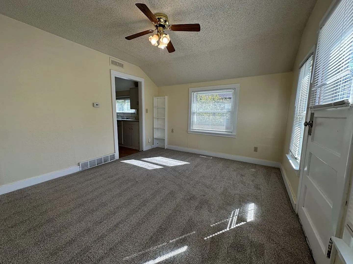 2 Bedroom House with an Oversized 1 Car Garage — Photo 4