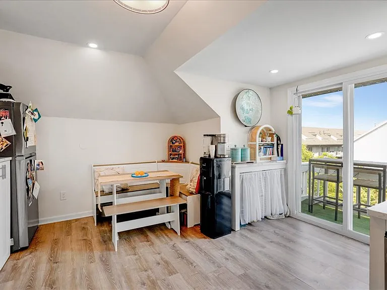 606 Beach Ave #3 — Photo 10