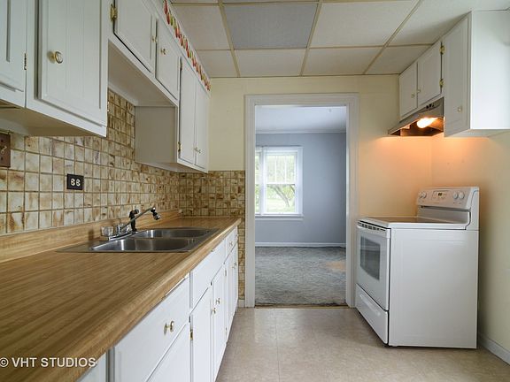 3rd image of 2418 N Pine Ave