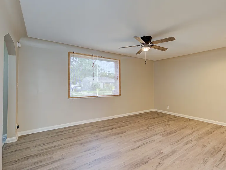 2411 Harris St — Photo 16