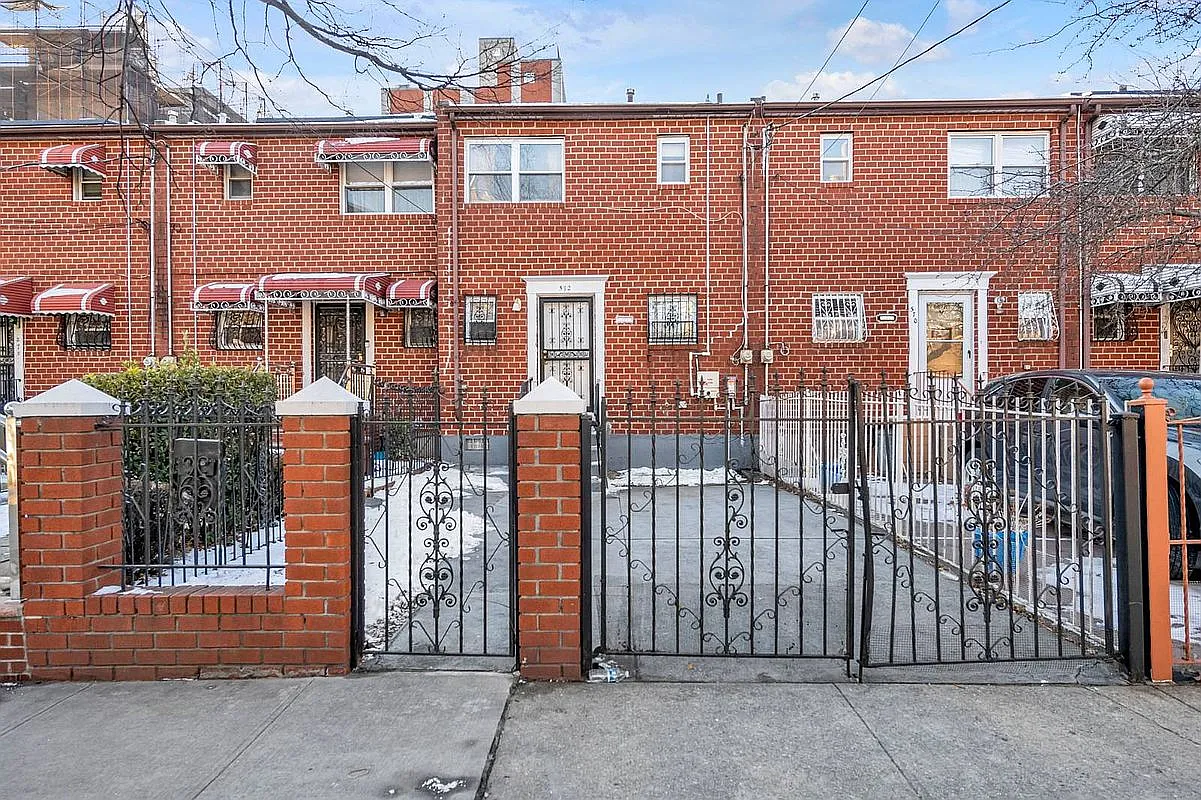 572 Christopher Ave photo 1