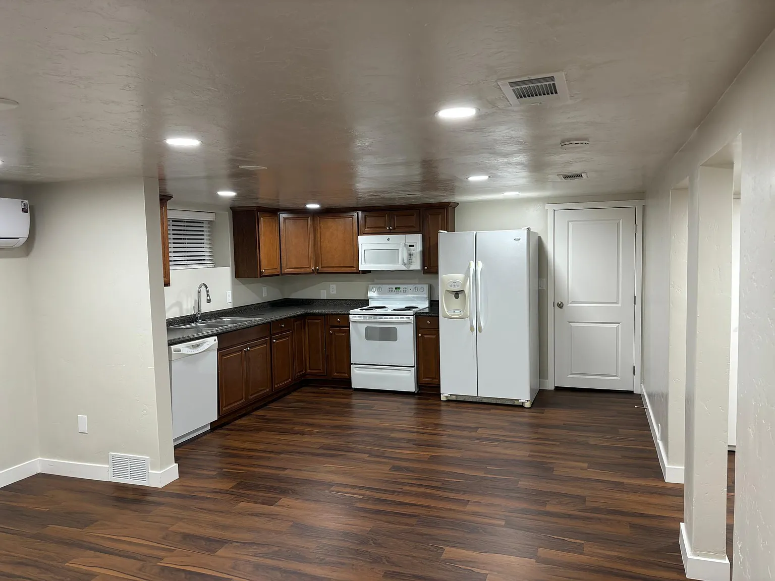 1 bed, 700 sqft, $1,220 — Photo 3