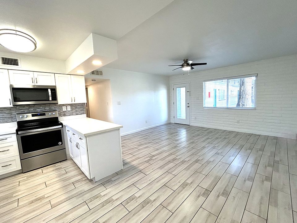 2 bed, 2 bath with kitchen island