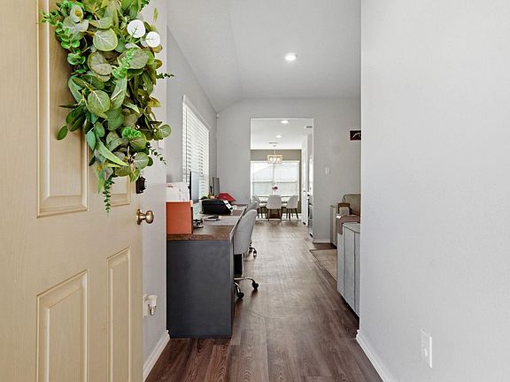 3rd image of 306 Pickwick Gardens Ln