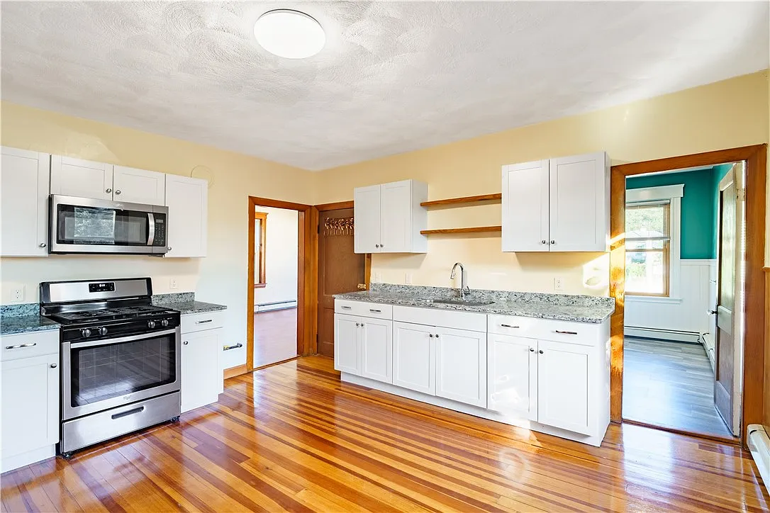 3 bed, 1.0 bath, 1071 sqft, $1,800 — Photo 4