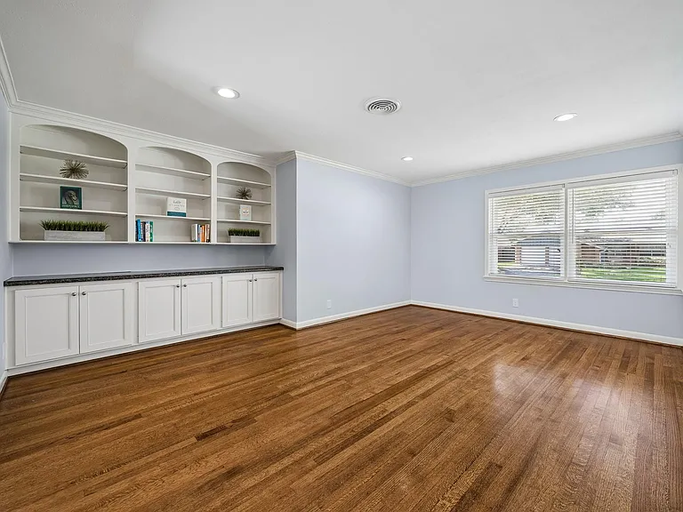 2202 Lazybrook Dr — Photo 2