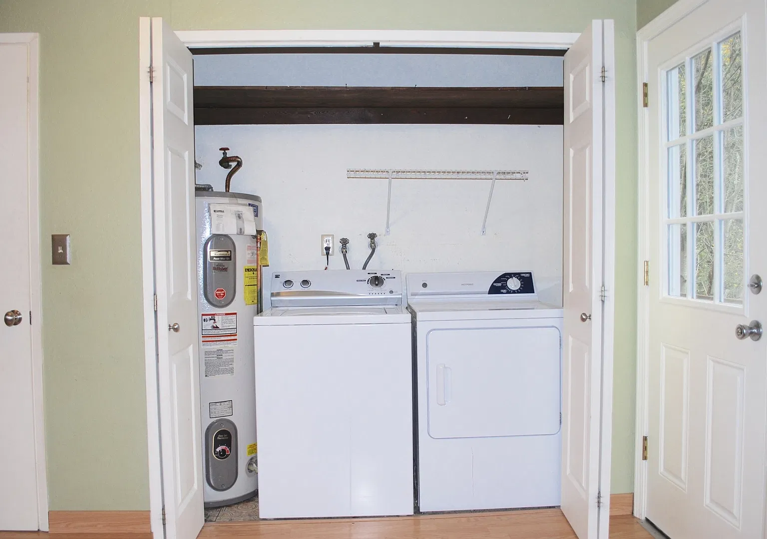 Bright Two-Bedroom End-Unit Townhouse in Shoreline — Photo 4