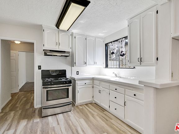 4th image of 1422 W 111th Pl
