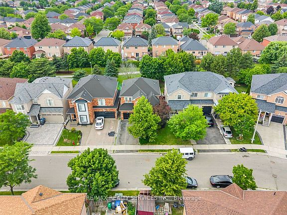 3rd image of 122 Dells Cres