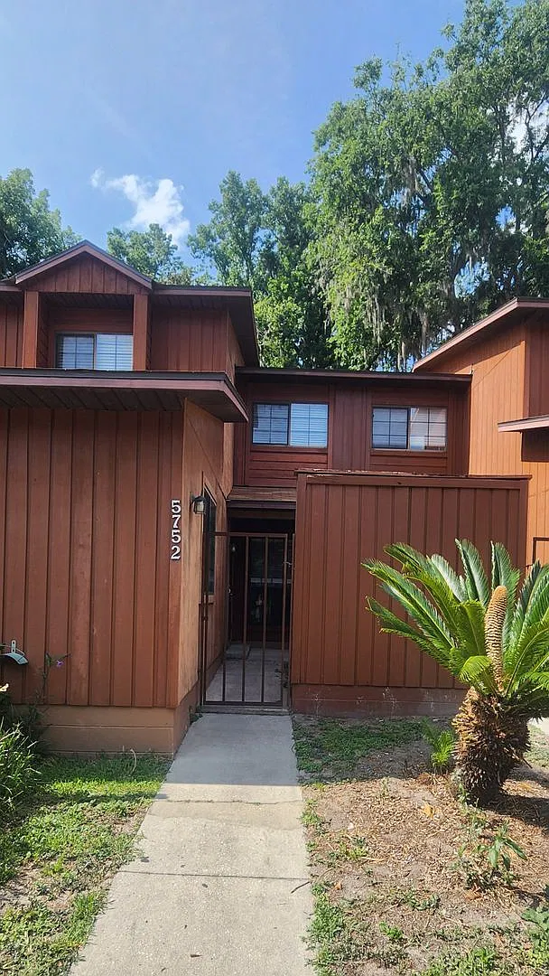 2/2 townhome in Rockwood Villas — Photo 1