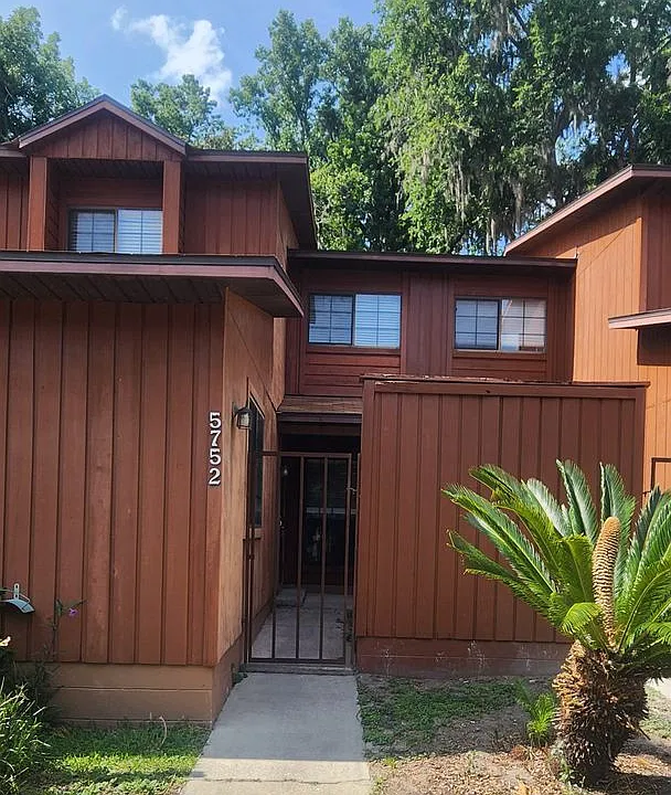 5752 SW 8th Pl