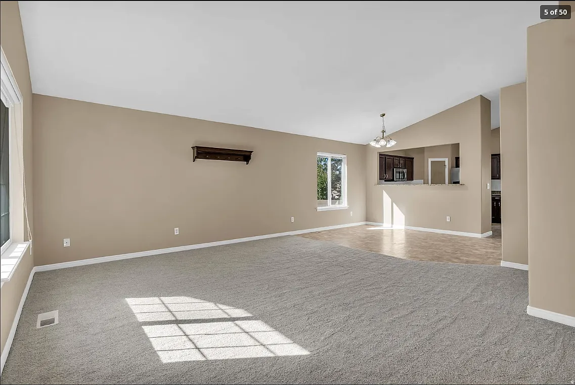 5 bed, 2800 sqft, $3,200 — Photo 3