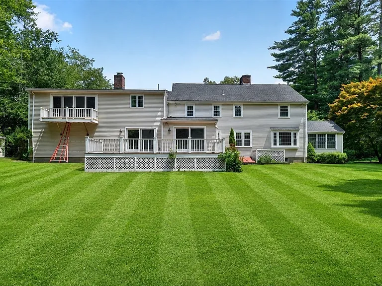131 Montvale Rd — Photo 2