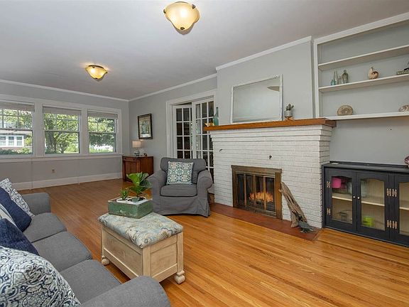 3rd image of 2103 Oxford St