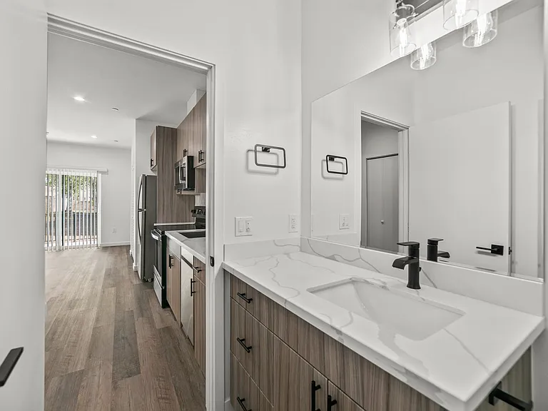 Gorgeous huge units in premier location! ASK ABOUT OUR MOVE-IN SPECIALS!! — Photo 36