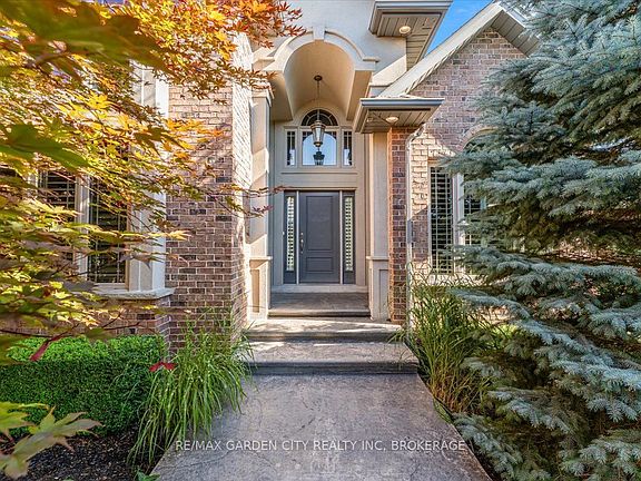 4th image of 38 Addison Dr