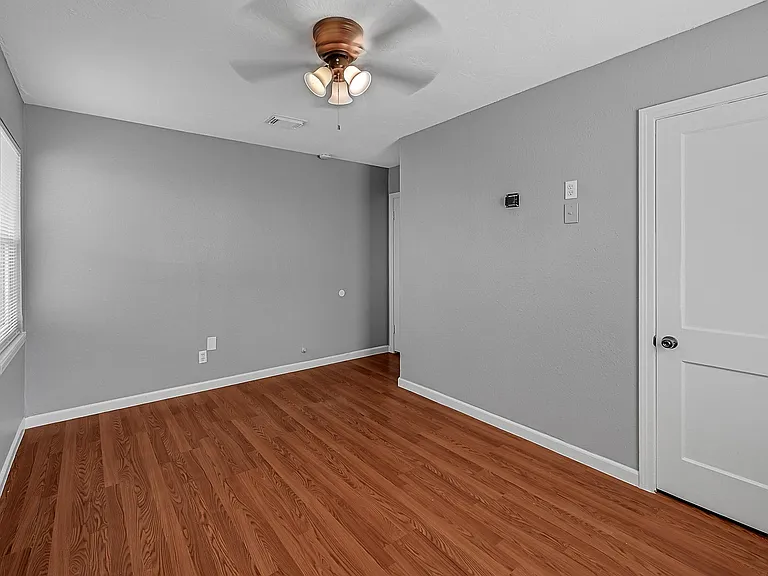 606 Burke Rd — Photo 10