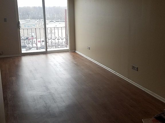 2nd image of 1037 Des Plaines Ave APT 605