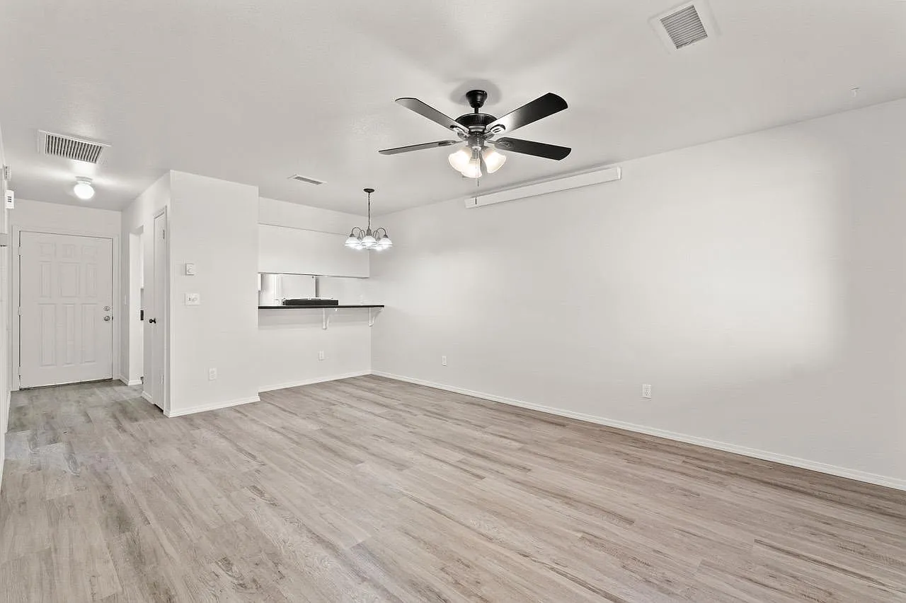 2 bed, 800 sqft, $1,650 — Photo 3