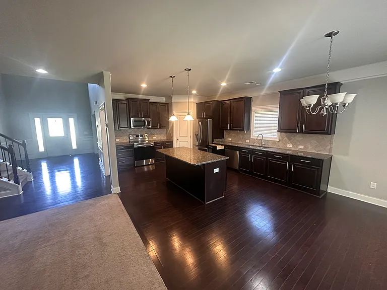 1185 Ashland Dr — Photo 3