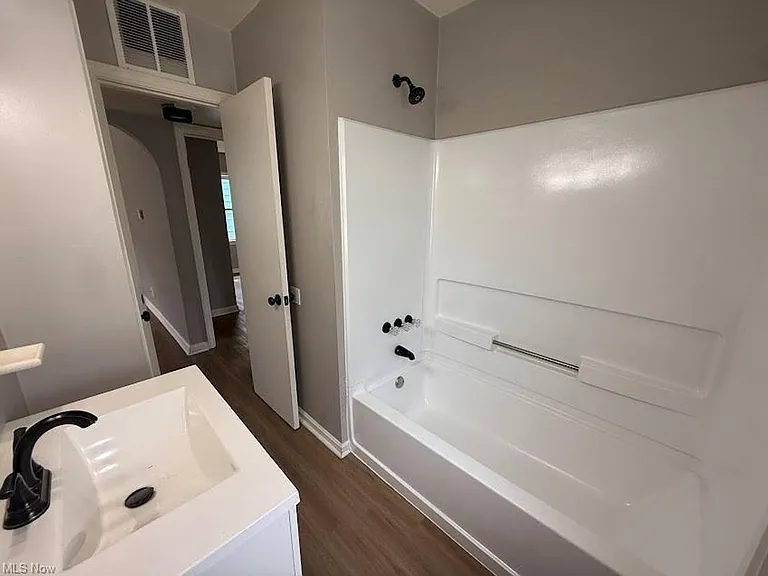 1054 Merton Ave — Photo 9